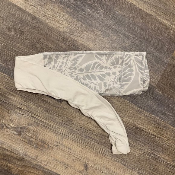 ALO Yoga Goddess Leggings in Palm Springs Print - Picture 4 of 5